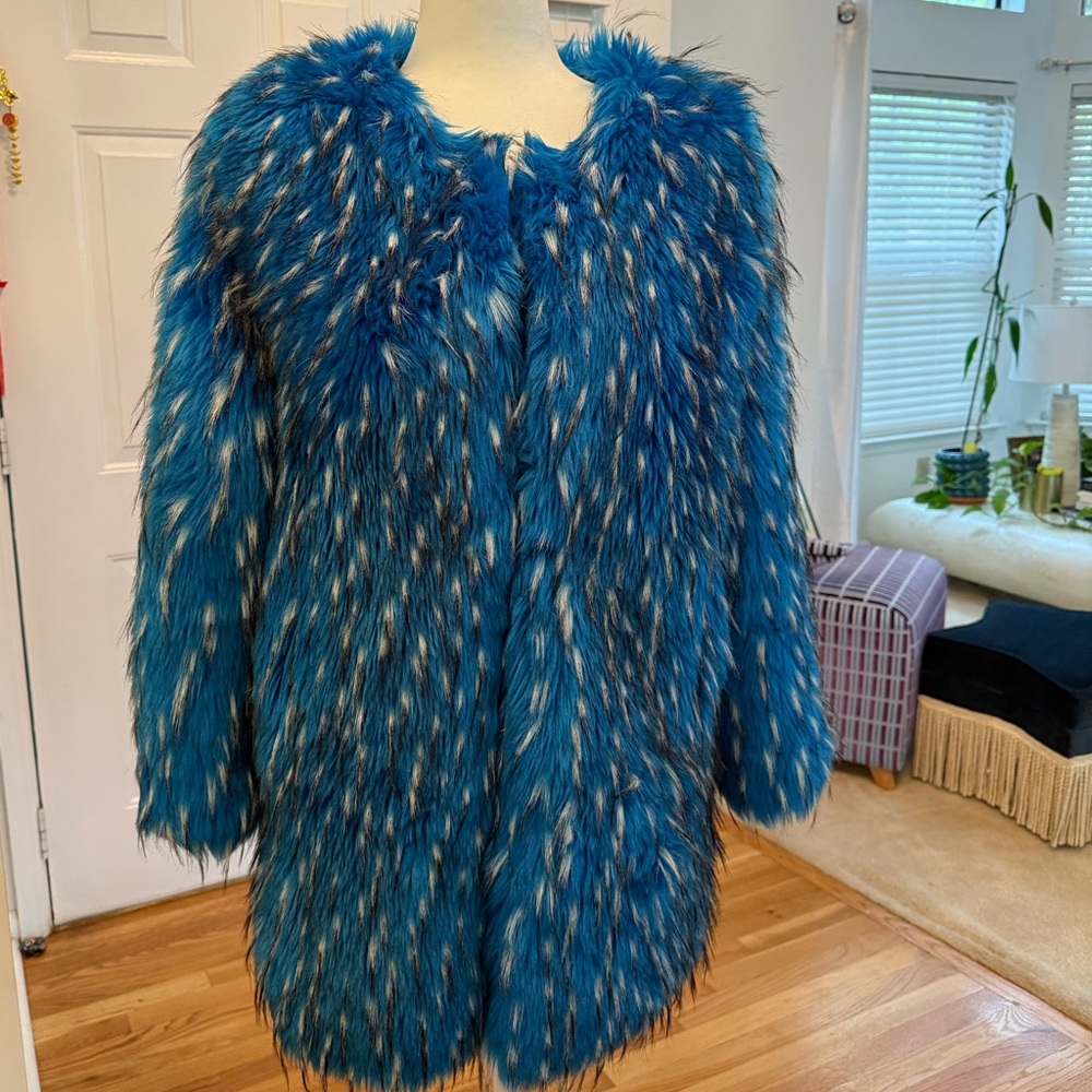 A faux fur coat, that’s both “Hot and Cool!” - Picture 5 of 11